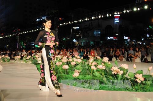 Gala „Vietnamesische Tracht Ao dai-Eine Schönheit“ würdigt Designer und Künstler  - ảnh 1
